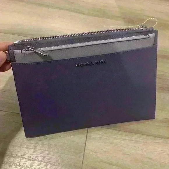 Michael Kors 2 in 1 wristlet Clutch - Picture 8 of 16